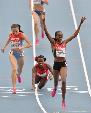 La keniana Eunice Jepkoech Sum taglia il traguardo degli 800 metri davanti alla russa Mariya Savinova. Alle loro spalle, crolla la statunitense Alysia Johnson Montano e chiude al quarto posto. LaPresse
